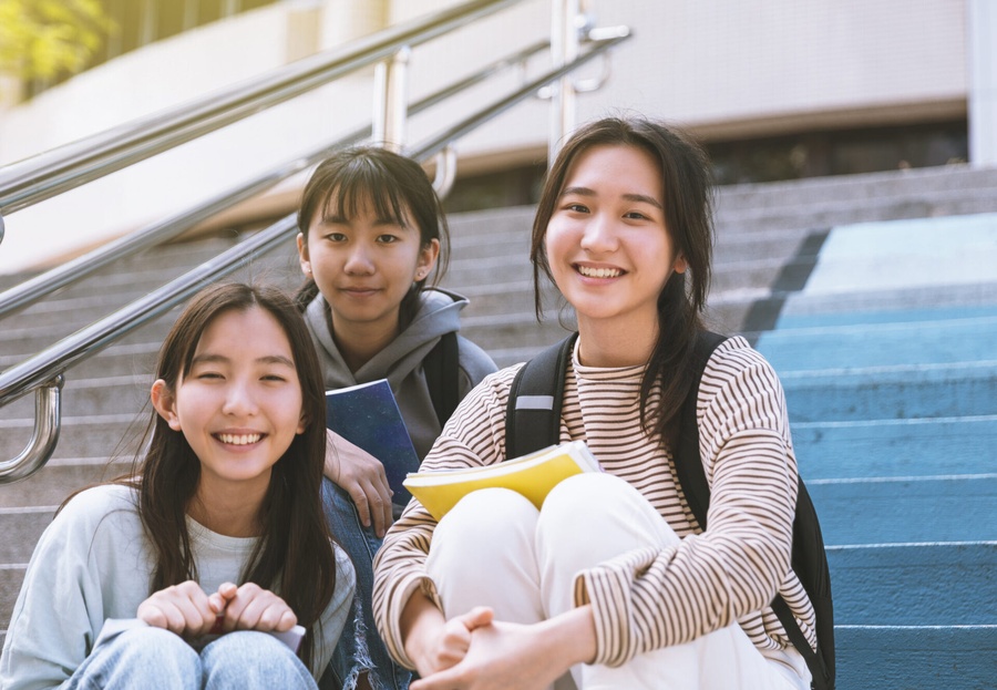 Estudantes do ensino médio na escada da escola
