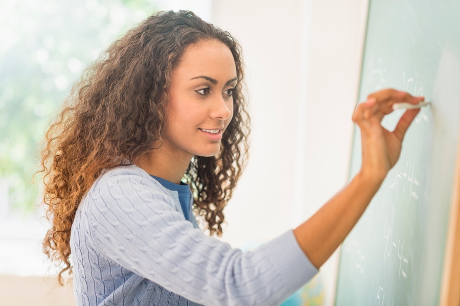 Como as escolas podem trabalhar a Educação Menstrual?