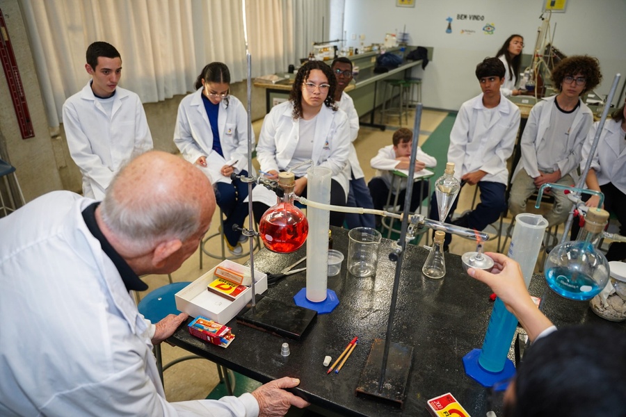 Alunos do Poliedro durante uma aula no laboratório de Química.