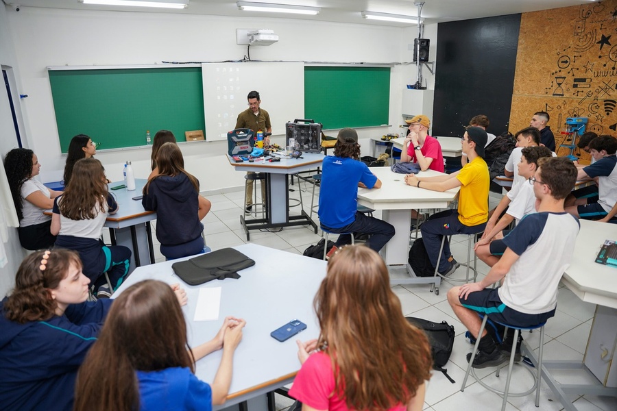 Alunos do Poliedro durante uma aula na sala maker.