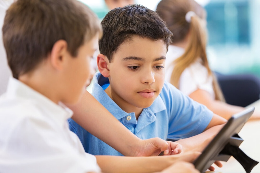 Educação Bilíngue: saiba avaliar as escolas seguindo as diretrizes curriculares do CNE