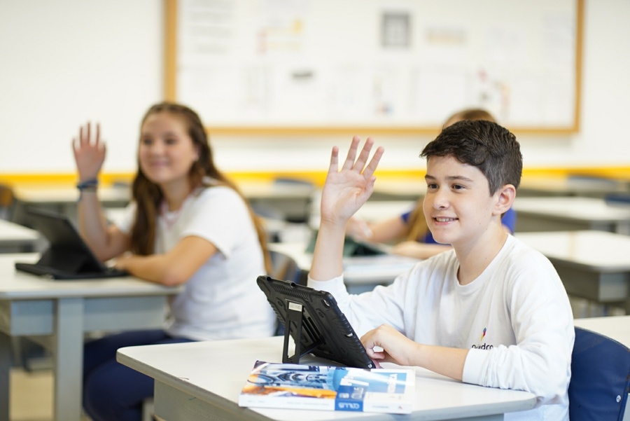 Alunos do Poliedro Colégio utilizando tablet na sala de aula