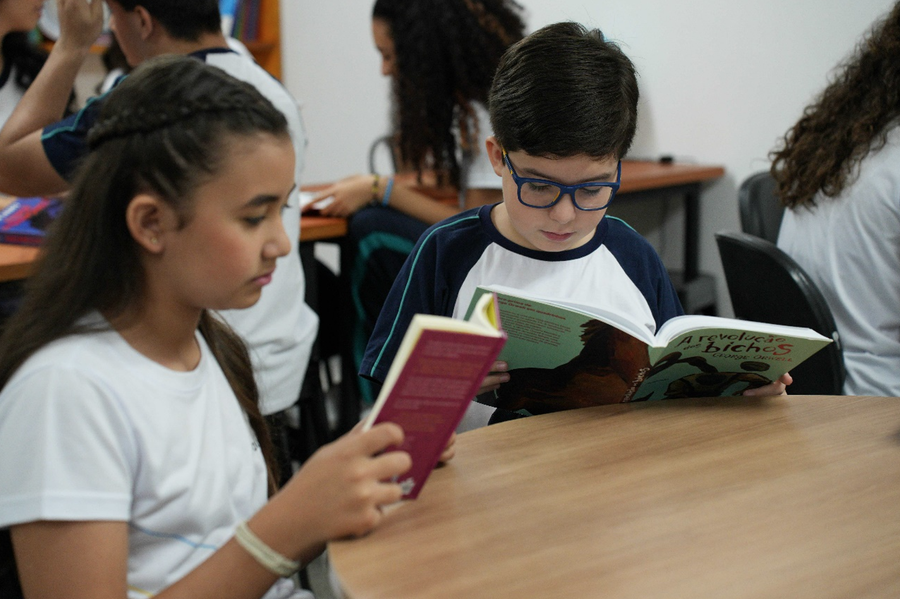 alunos do Poliedro Colégio lendo livros