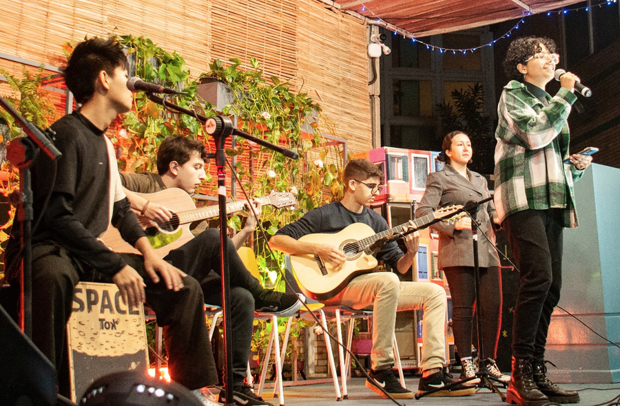 alunos do Poliedro Colégio cantando e tocando