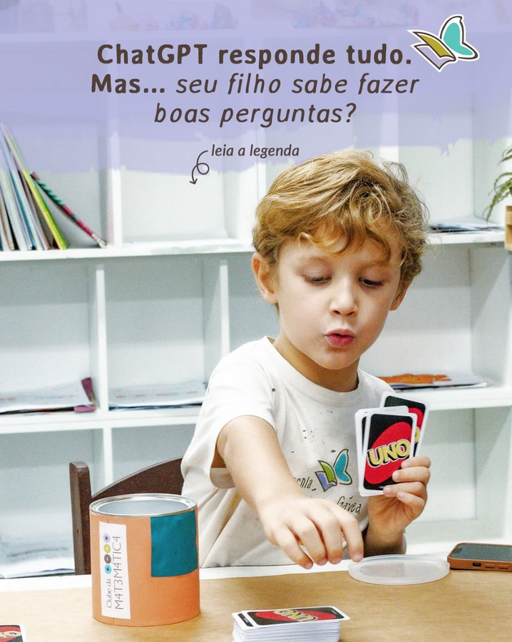 Criança jogando UNO em mesa com texto sobre ChatGPT e a importância de boas perguntas.
