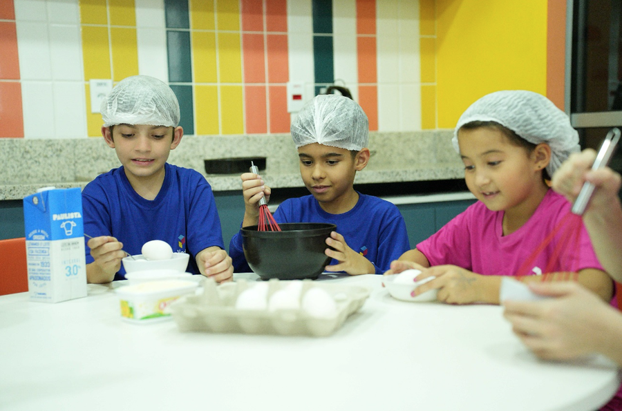 Alunos do Poliedro Colégio na aula de culinária