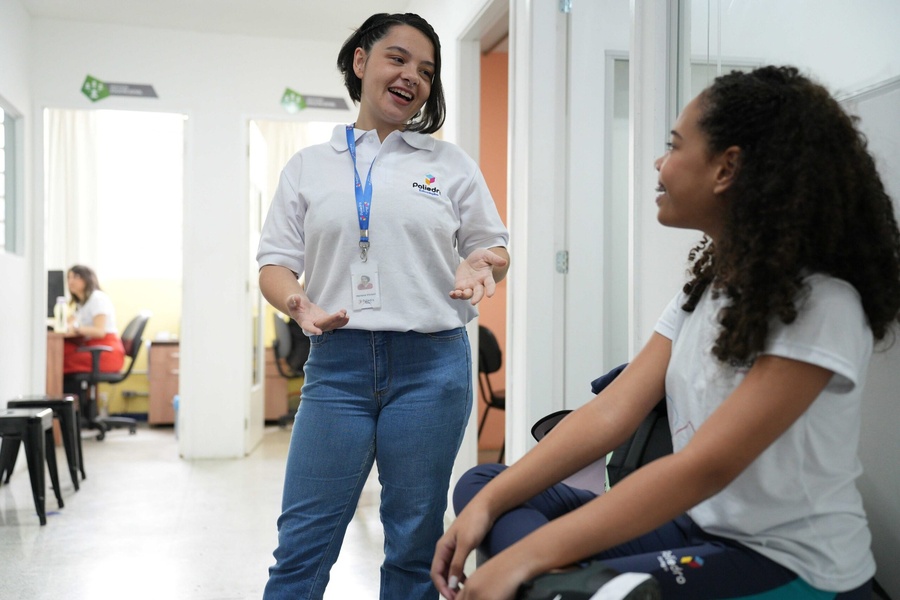 professora conversa com aluna