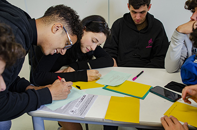 Alunos da Escola da VIla estudando em grupo