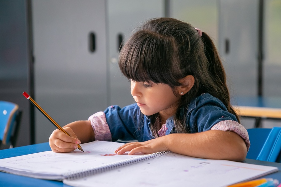 Crianças no 1º ano precisam saber ler e escrever?