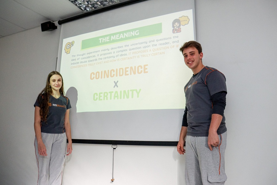 Estudantes apresentando no Colégio Rio Branco
