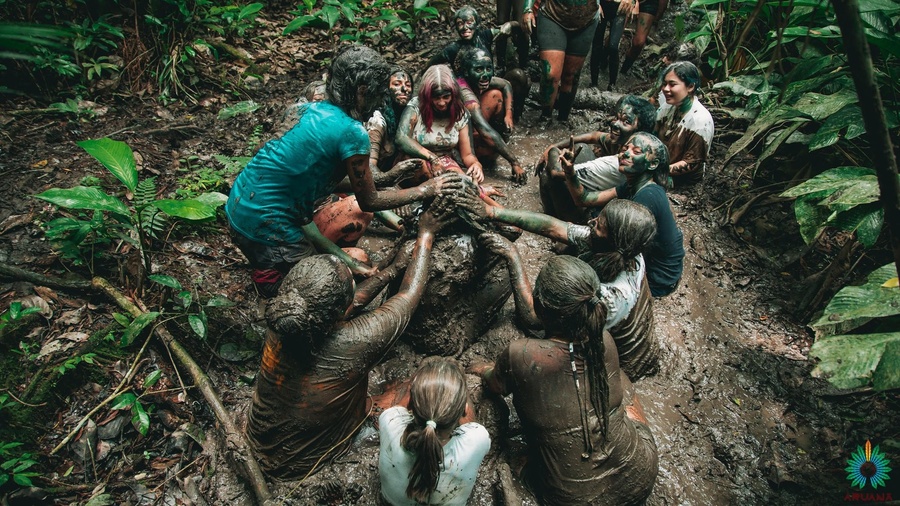 O que as crianças fazem em um acampamento?