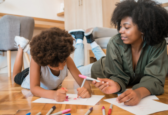 Como as famílias podem ajudar a escola no processo de alfabetização?