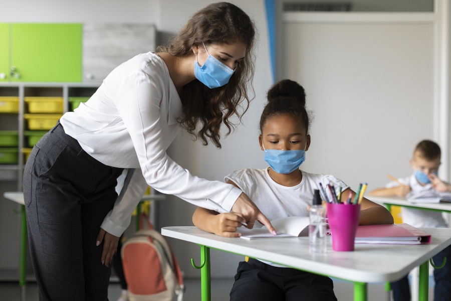 Por que é importante avaliar os professores ao escolher uma escola?