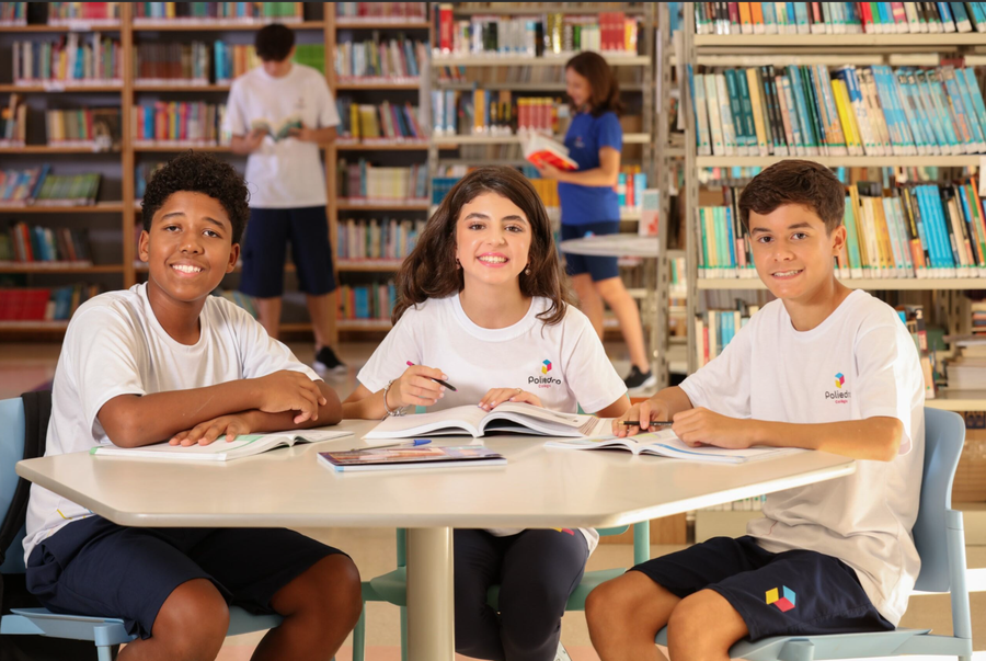 alunos colegio poliedro na bilbioteca