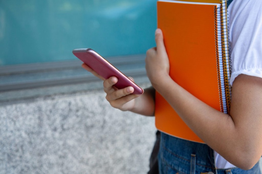Proibição de celulares nas escolas: uma reflexão sobre Educação e Desenvolvimento