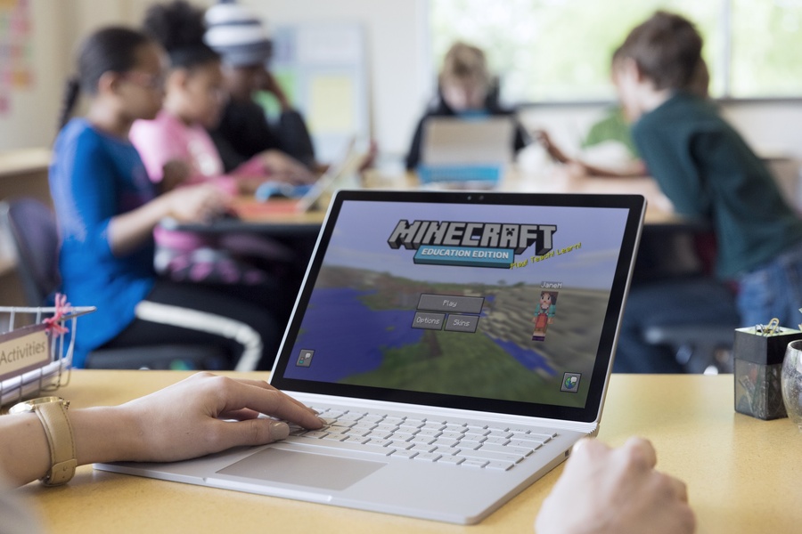 alunos usando Mineraft na escola